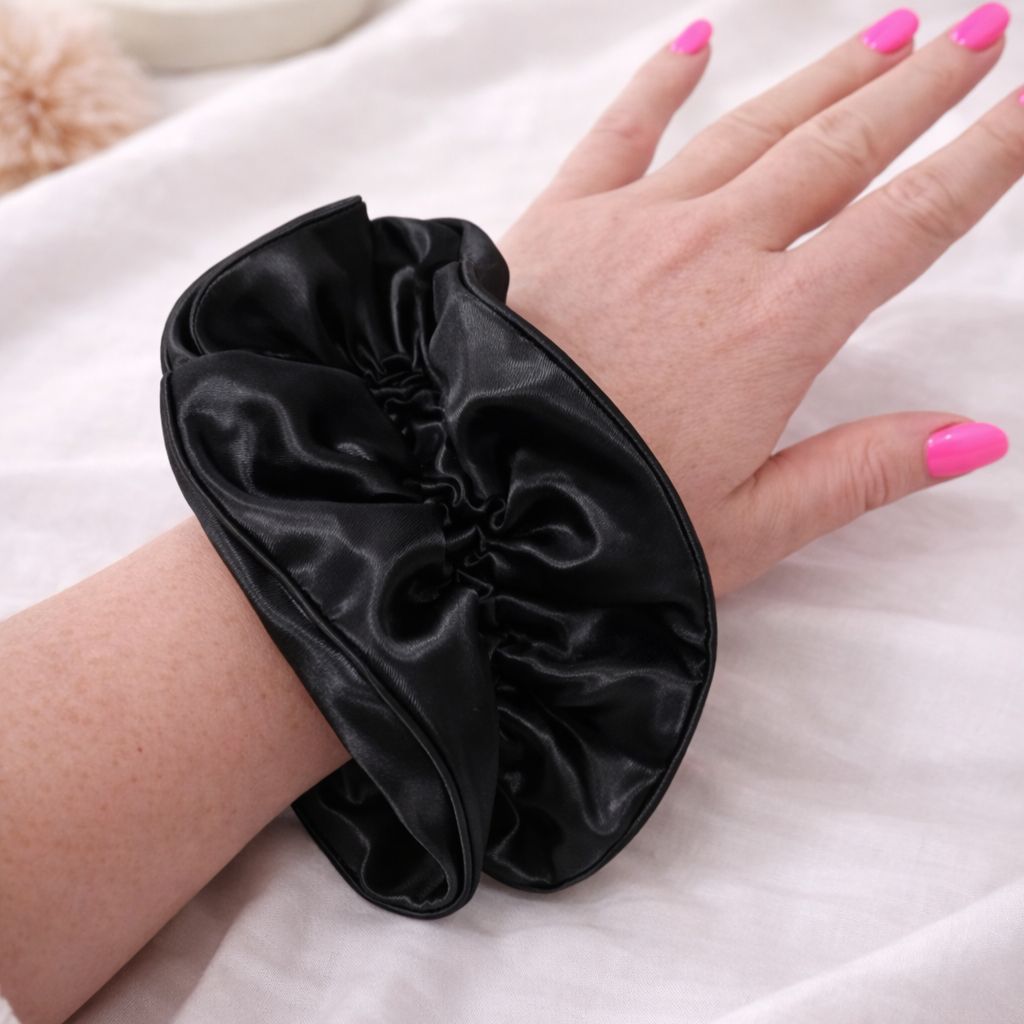 Saténová gumička do vlasů SCRUNCHIE – černá5